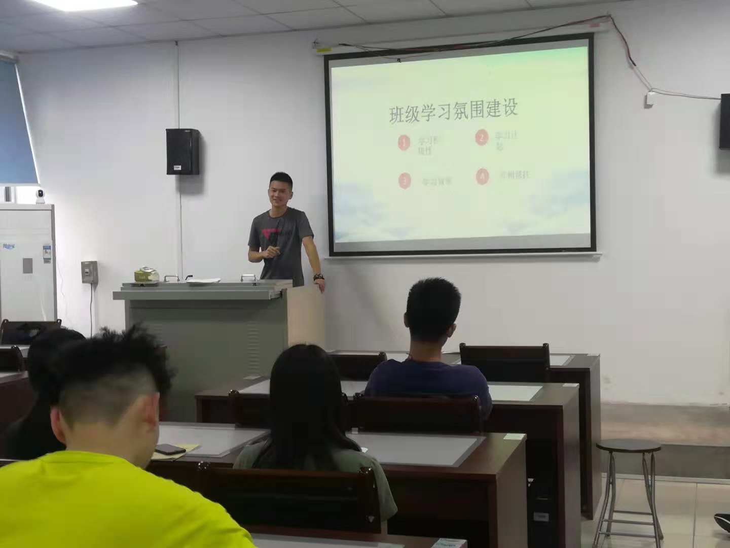 伟德victor1946副经理陈佰满给员工上班会课2-1-.jpg