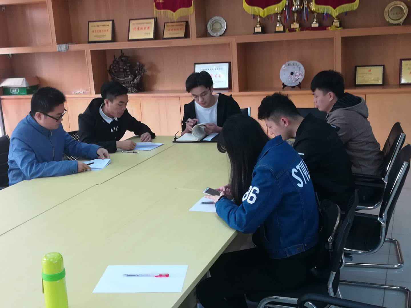 伟德victor1946员工党支部召开支部委员扩大会议.jpg
