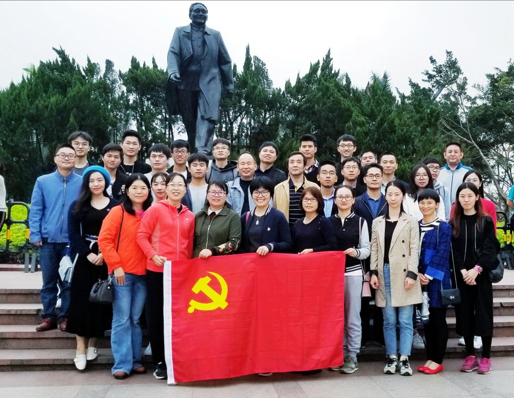 伟德victor1946开展党日活动参观-大潮起珠江-广东改革开放四十周年展览-2.jpg