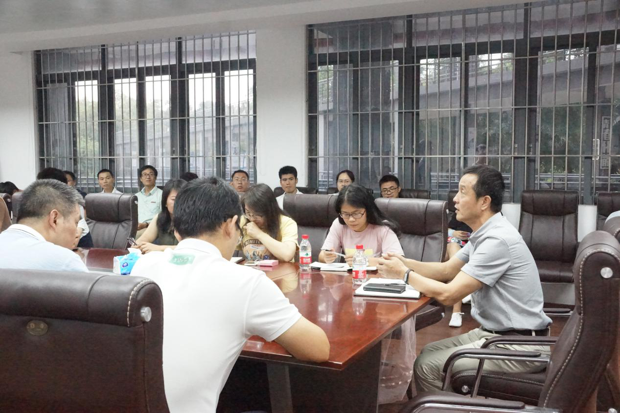 公司召开全体班主任政治学习和工作部署会.png