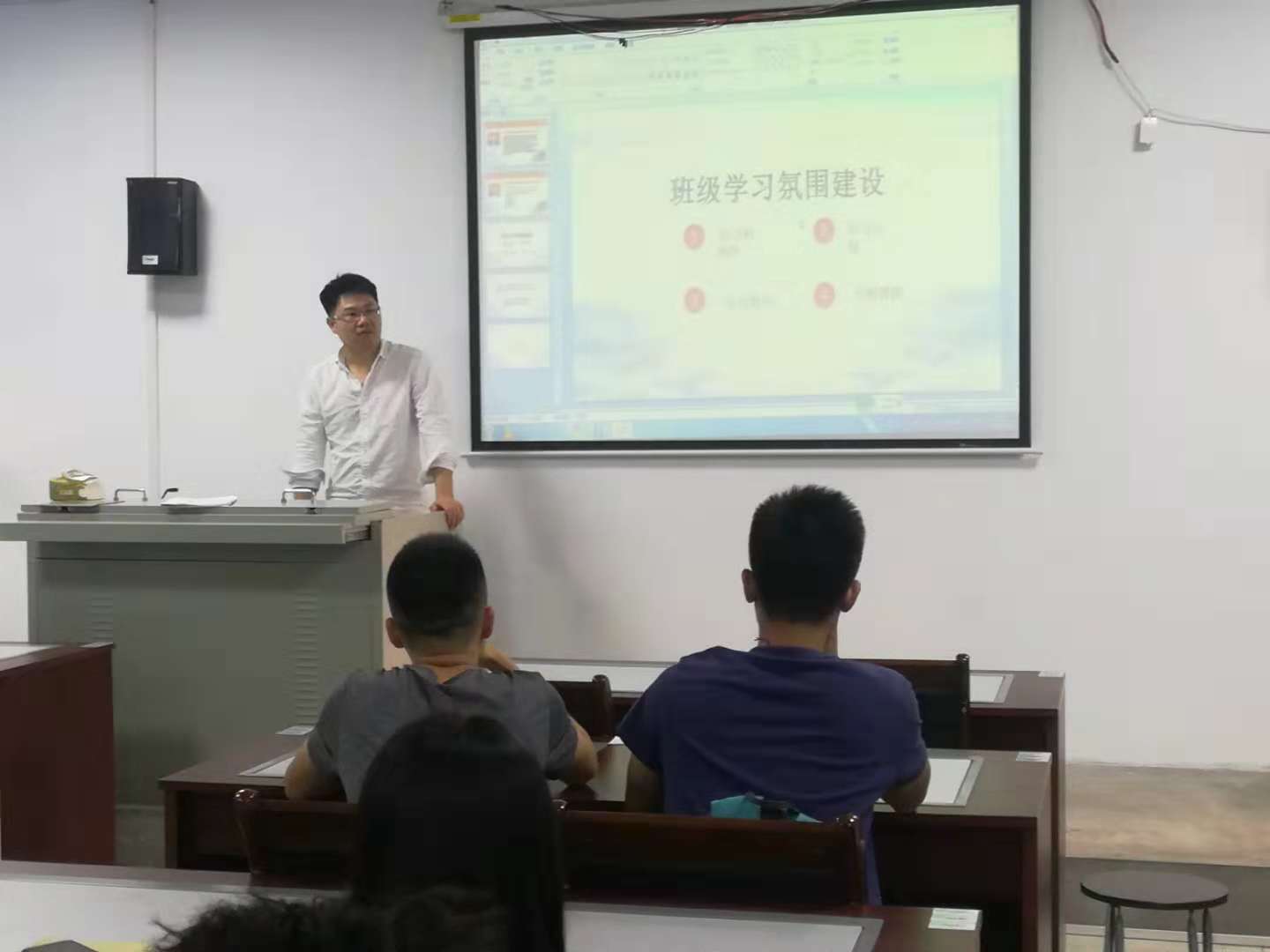 伟德victor1946副经理陈佰满给员工上班会课2-2-.jpg