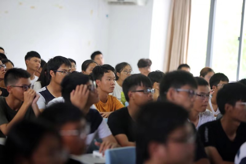 李琳董事长指点新生如何树好-三观-1-.jpg