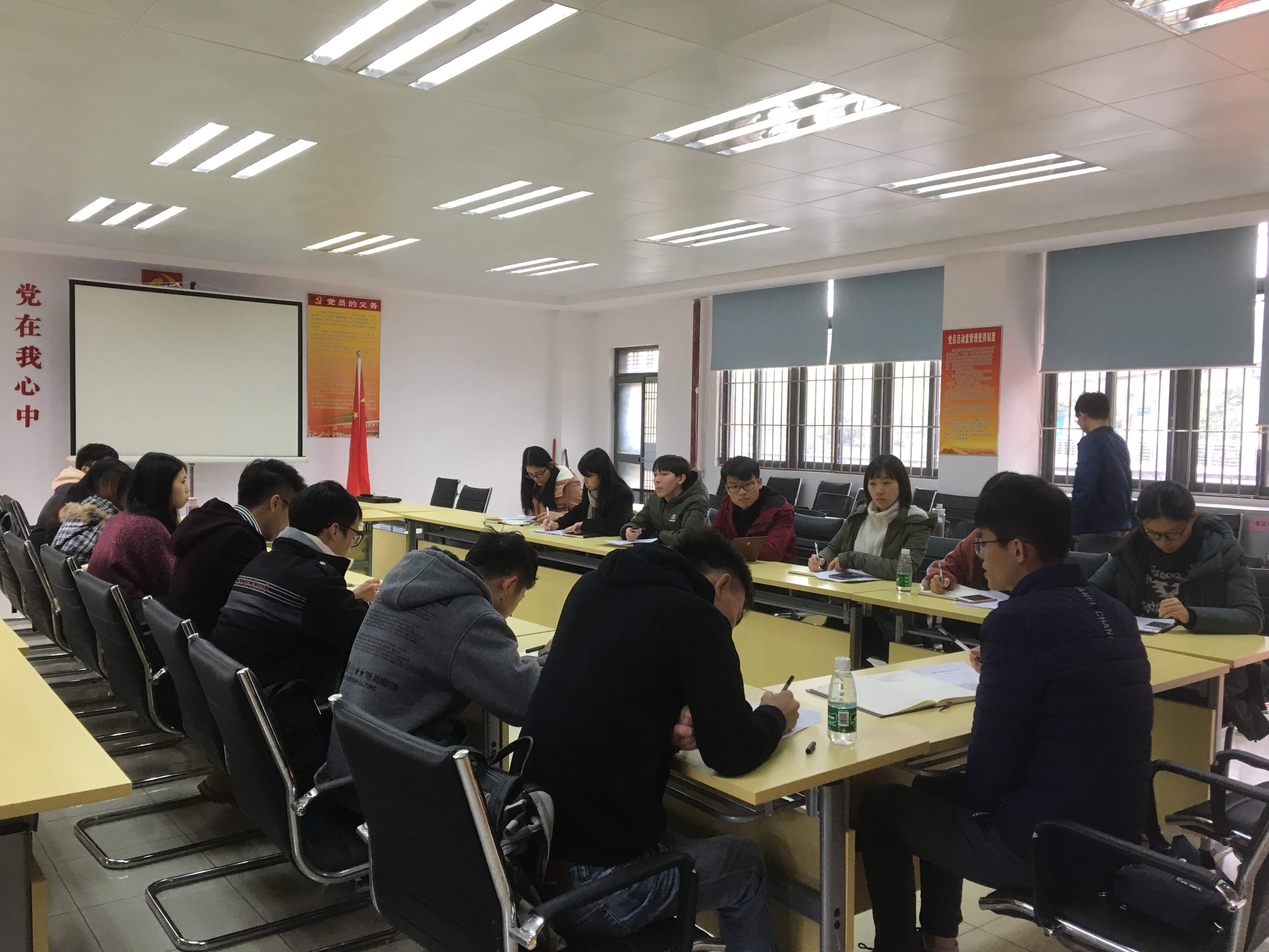 伟德victor1946员工党支部开展谈心谈话-广泛征求意见.jpg