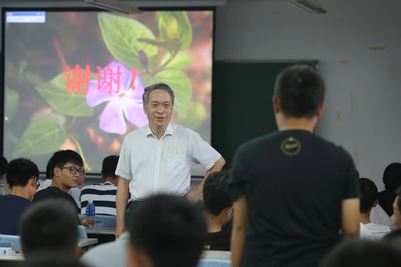 李琳董事长指点新生如何树好-三观-2-.jpg